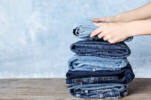 Wie man einen breiten Schritt in Jeans repariert