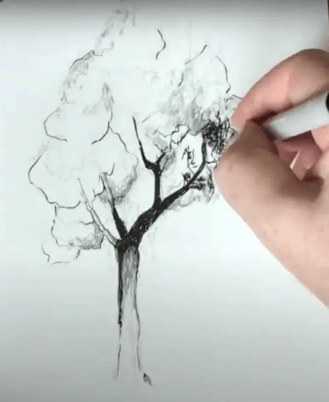 Fügen Sie Ihrer Zeichnung mit einem feinen Pinselstift feine Details hinzu